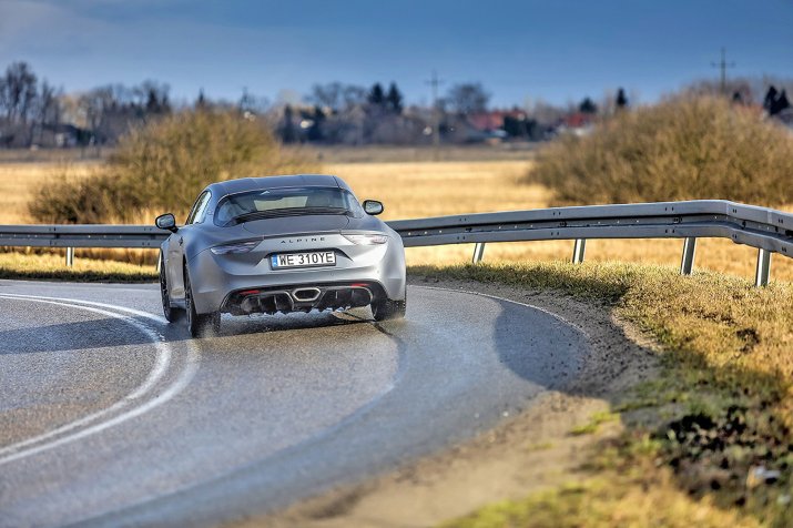 W tylnym dyferencjale nadal nie ma sportowej „szpery”. Obok: łopatka przy kierownicy o zdecydowanie zbyt krótkim dolnym ramieniu.