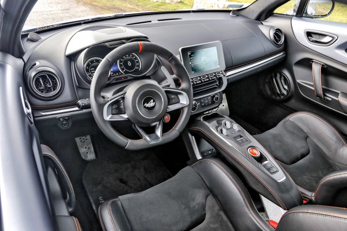 ałą górną część deski rozdzielczej wykończono skórą, a wiszącą konsolę oraz daszek nad cyfrowymi zegarami wykonano z włóka węglowego.