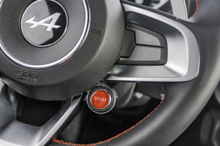 „Sport” zmienia tryby jazdy. Powyżej: zegary w Track (są też Normal i Sport), w którym biegi obsługuje się wyłącznie łopatkami.