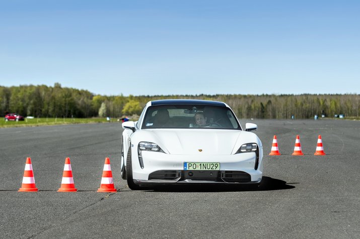 KSZ_PORSCHE_TAYCAN_I_TURBO_S_DYNAMIKA_006