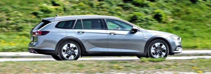 Opel Insignia Country Tourer jadąca