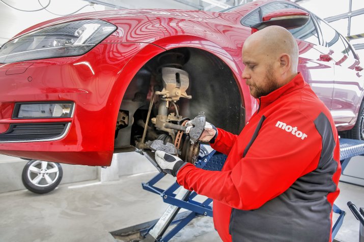 Wymiana klocków hamulcowych na torze testowym