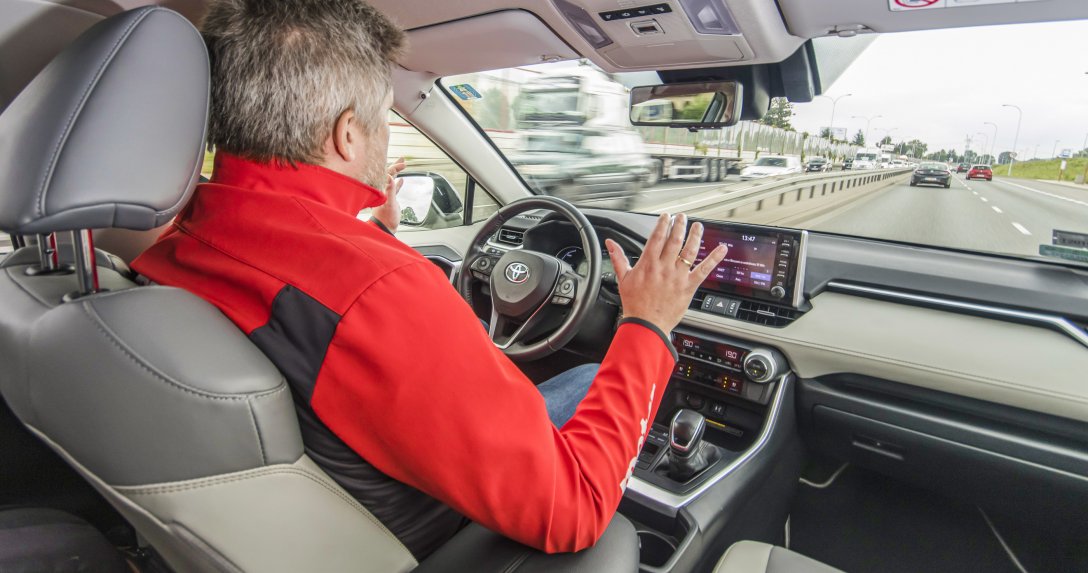 Test aktywnych tempomatów i systemów utrzymywania toru jazdy