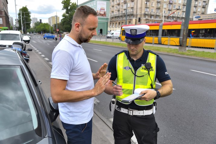 Policjant wypisuje mandat