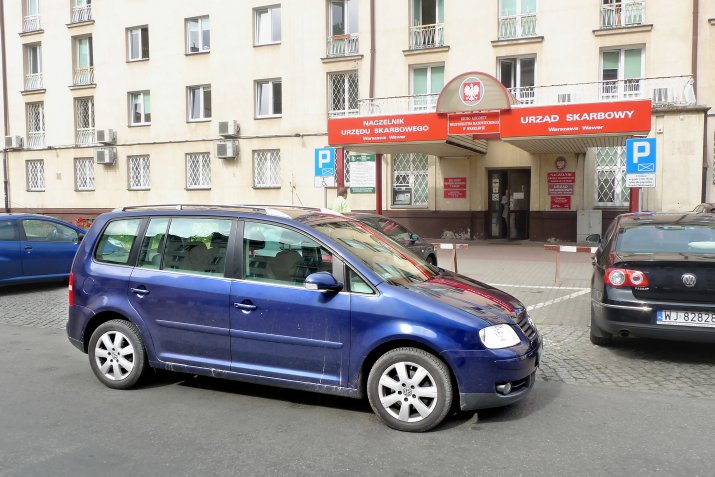Auto przed urzędem skarbowym