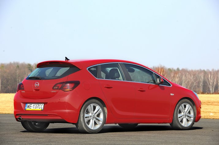 Opel-Astra-IV-(J)_4