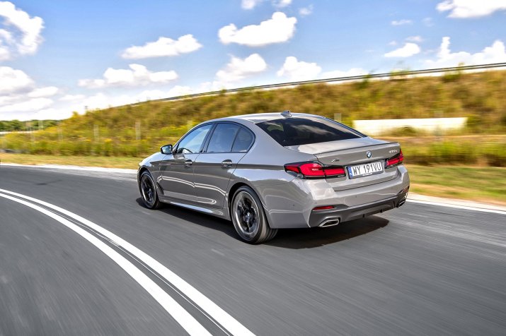 KSZ_BMW_530e_G30_FL_DYNAMIKA_040