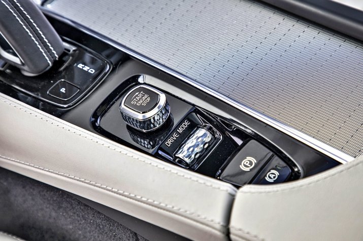 Volvo_XC90_B5_02