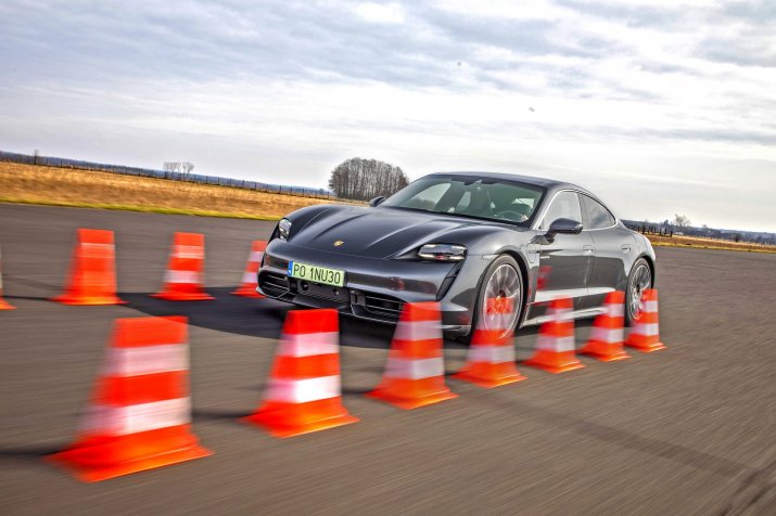 Porsche Taycan Turbo_017