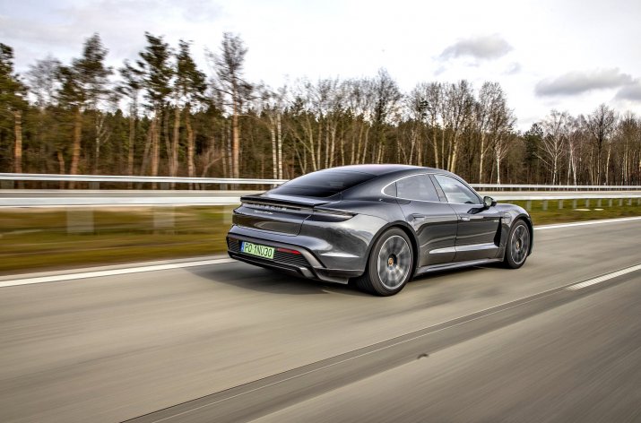 Porsche Taycan Turbo_018