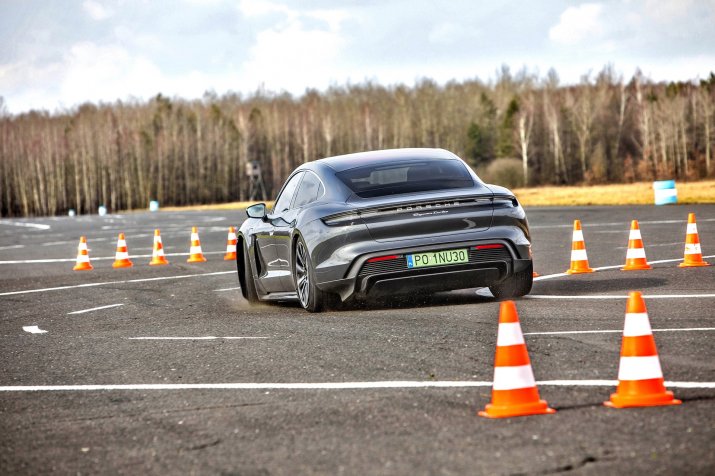 Porsche Taycan Turbo_020