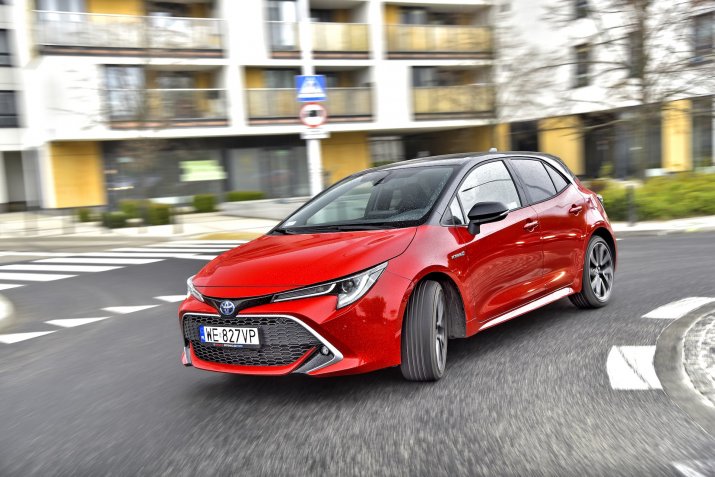 2019_Toyota_Corolla_Hybrid_014