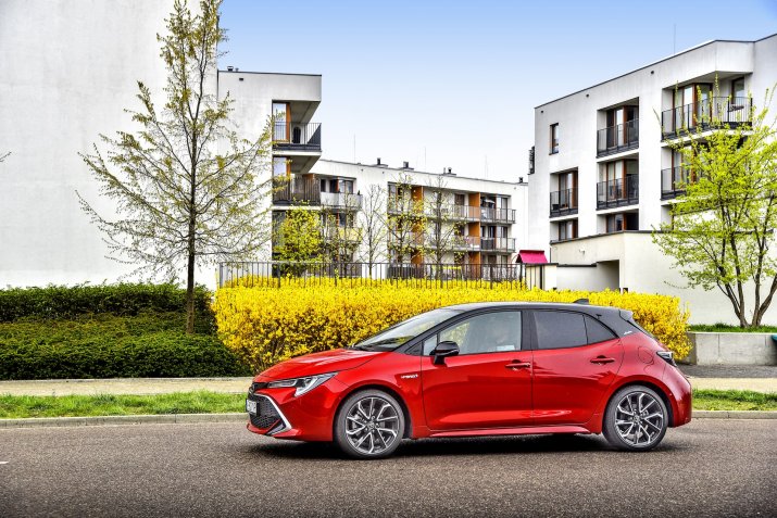 2019_Toyota_Corolla_Hybrid_015