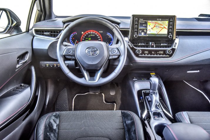 2019_Toyota_Corolla_Hybrid_06