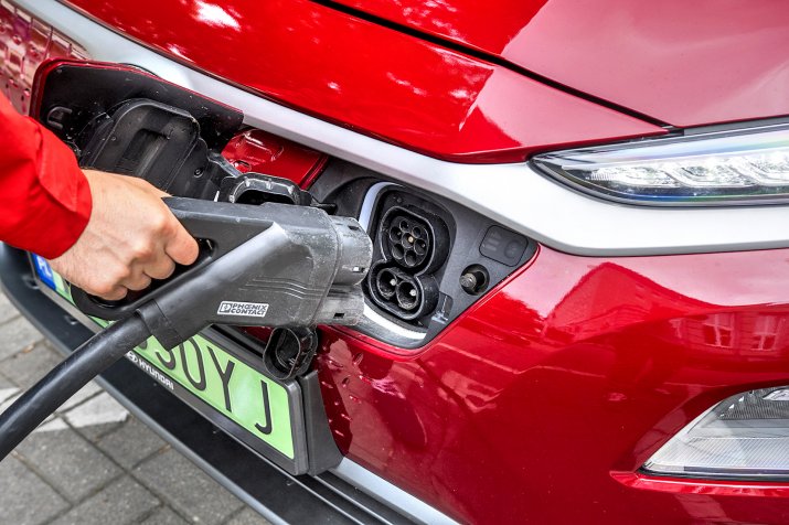 KSZ_HYUNDAI_KONA_ELECTRIC_PREMIUM_PLUG_001