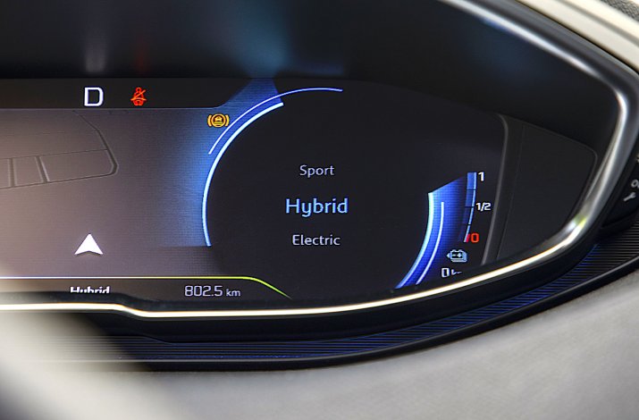 Peugeot_3008_Hybrid4_02