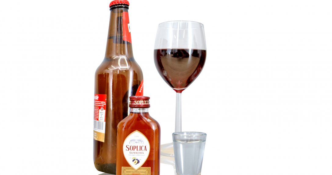 Butelka piwa, lampka wina lub kieliszek wódki – jak długo trzeba czekać, aby wytrzeźwieć