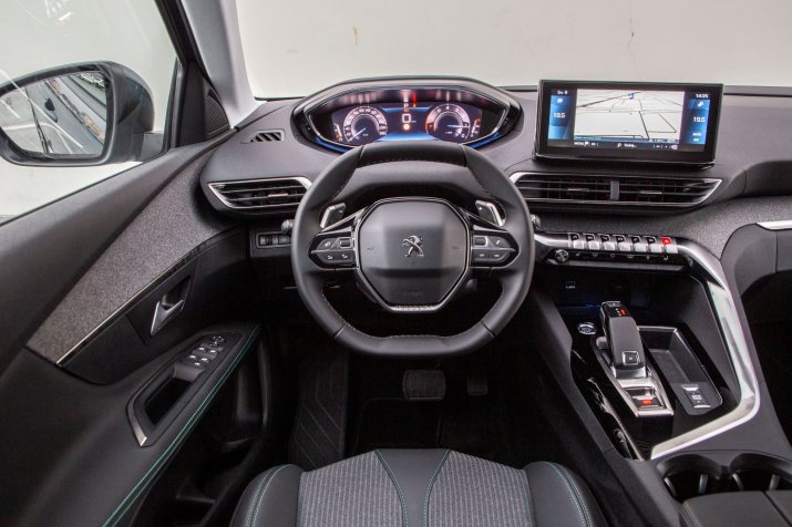 Poza nietypowym wyglądem w kokpicie 3008 uwagę zwracają przyjemne materiały wykończeniowe.