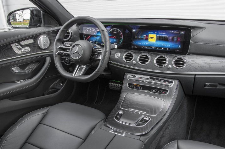 Mercedes E 300 de lifting (2020) - test - kokpit, deska rozdzielcza 01