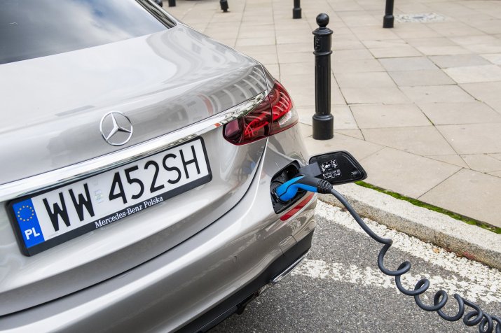 Mercedes E 300 de lifting (2020) - test - ładowanie akumulatora