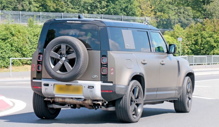 Land Rover Defender V8 11