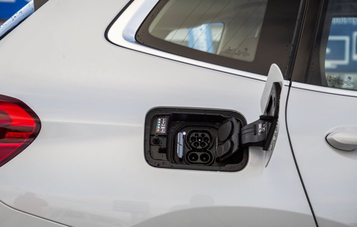 bmw_ix3_2021_test_ładowanie