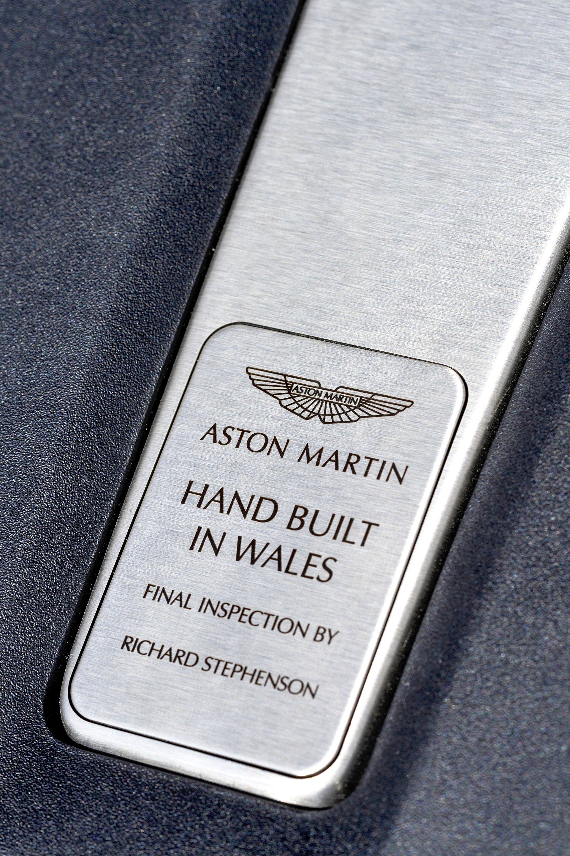 Aston Martin DBX (11)