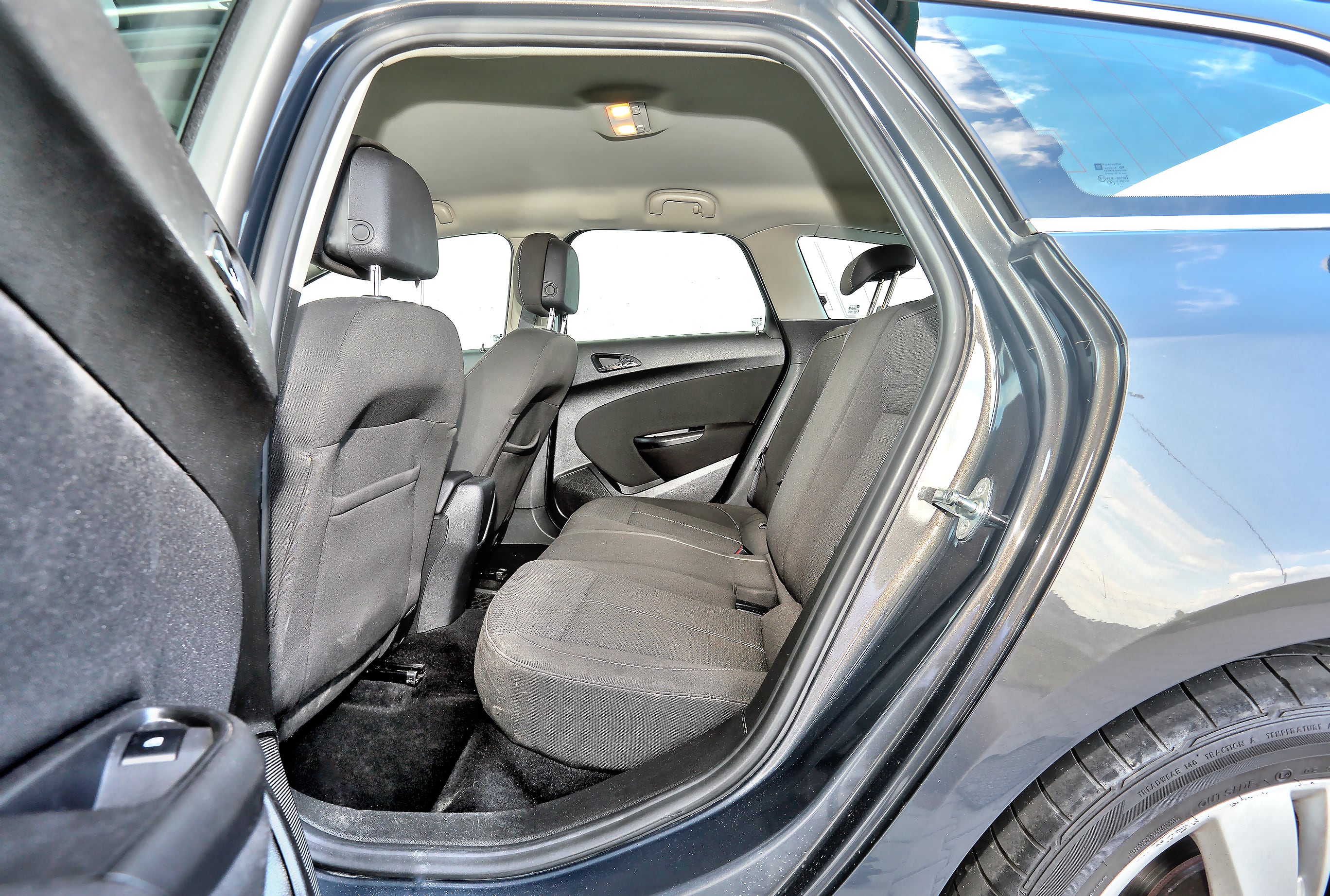 Opel_Astra_J_Sports_Tourer_4