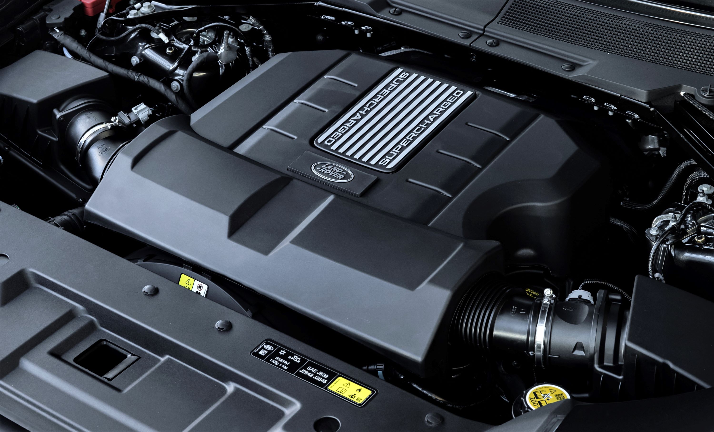 LR_DEF_V8_ENGINE_22MY_250221_01
