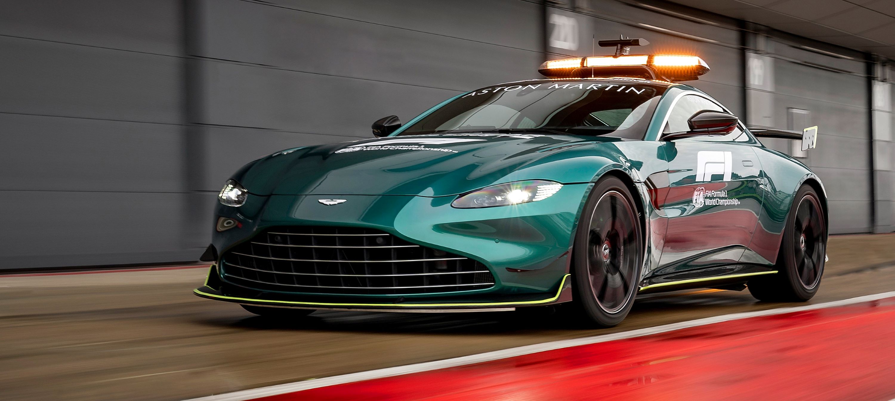 AstonMartinVantage_OfficialSafetyCarofFormulaOne_01