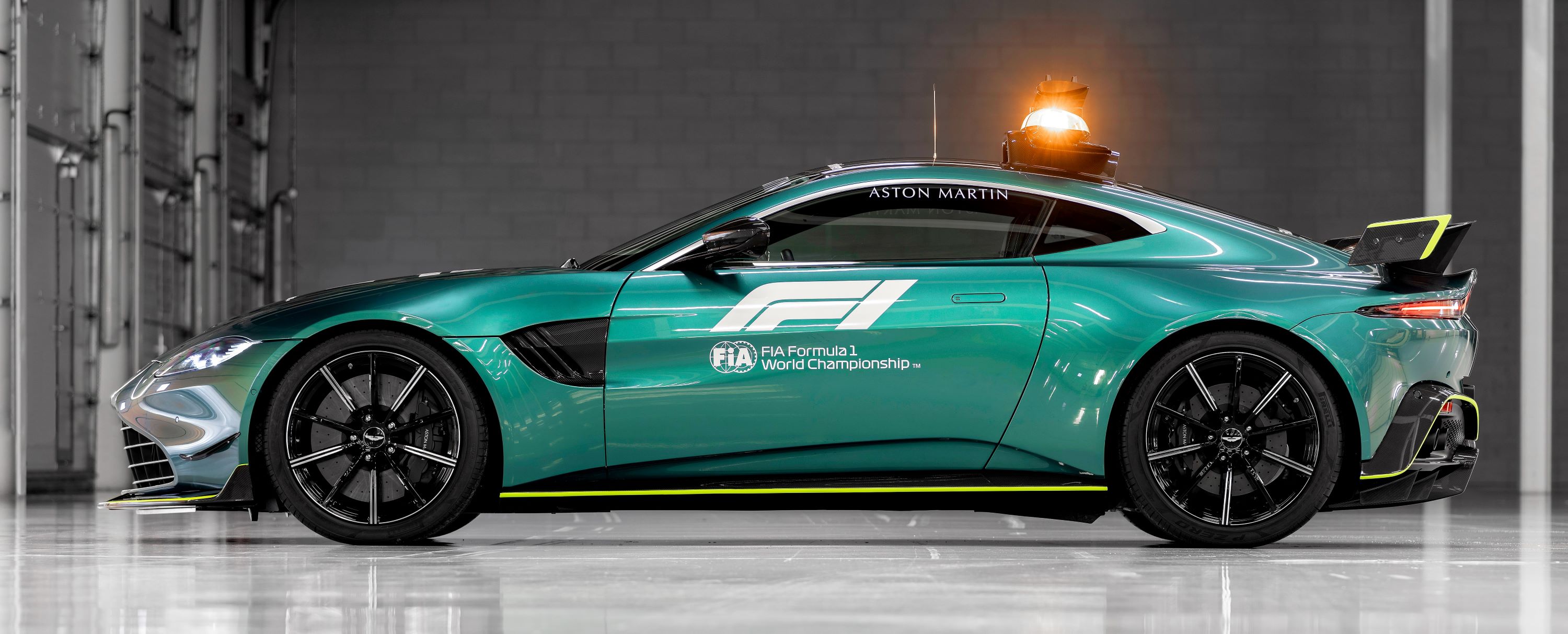 AstonMartinVantage_OfficialSafetyCarofFormulaOne_08
