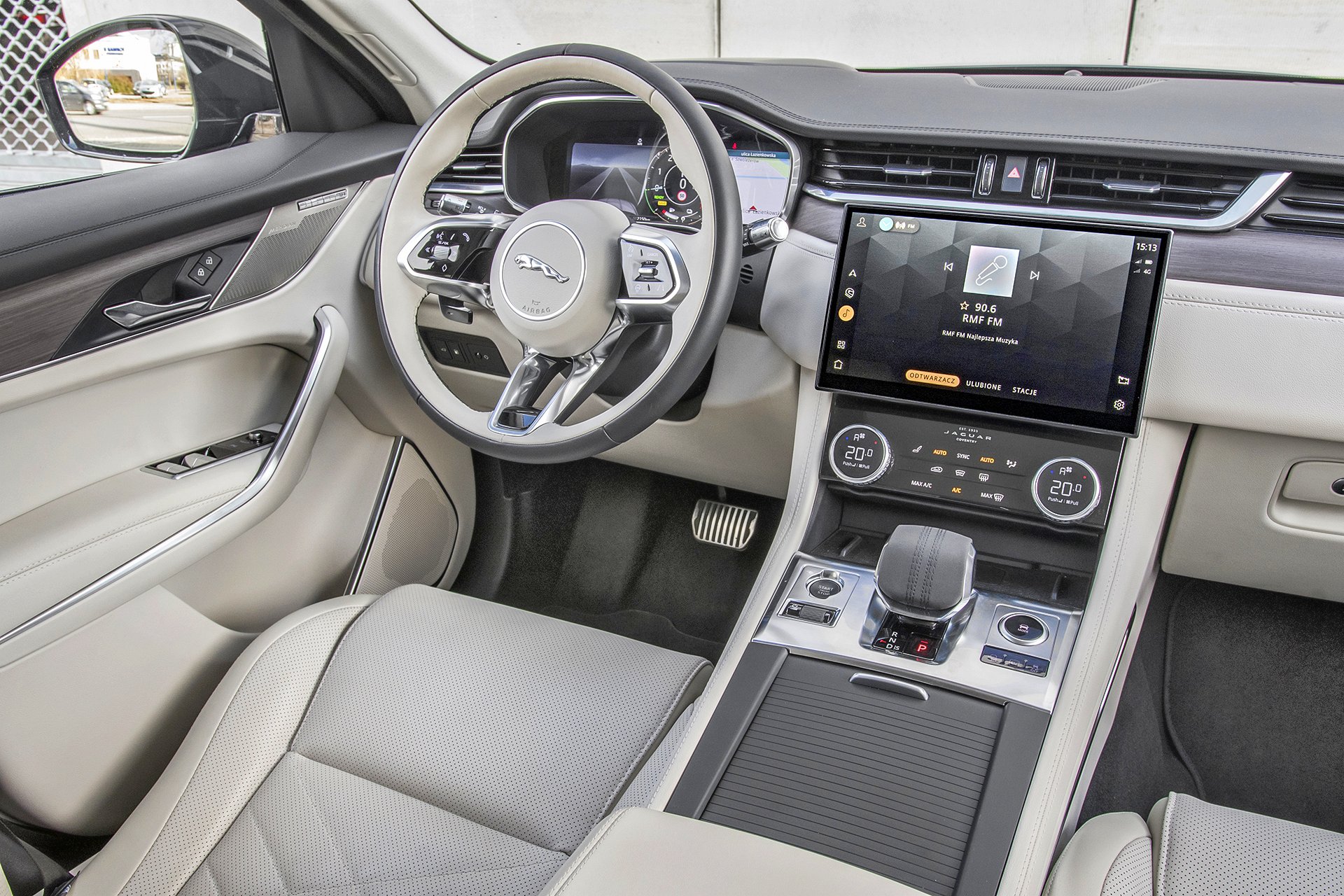 KSZ_JAGUAR_FPACE_I_FL_P400e_INTERIOR_008