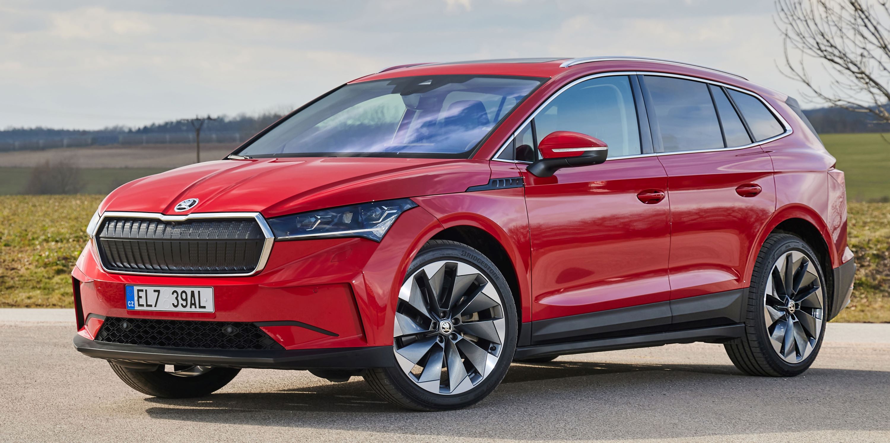 ENYAQ_iV_Velvet_Red_static08