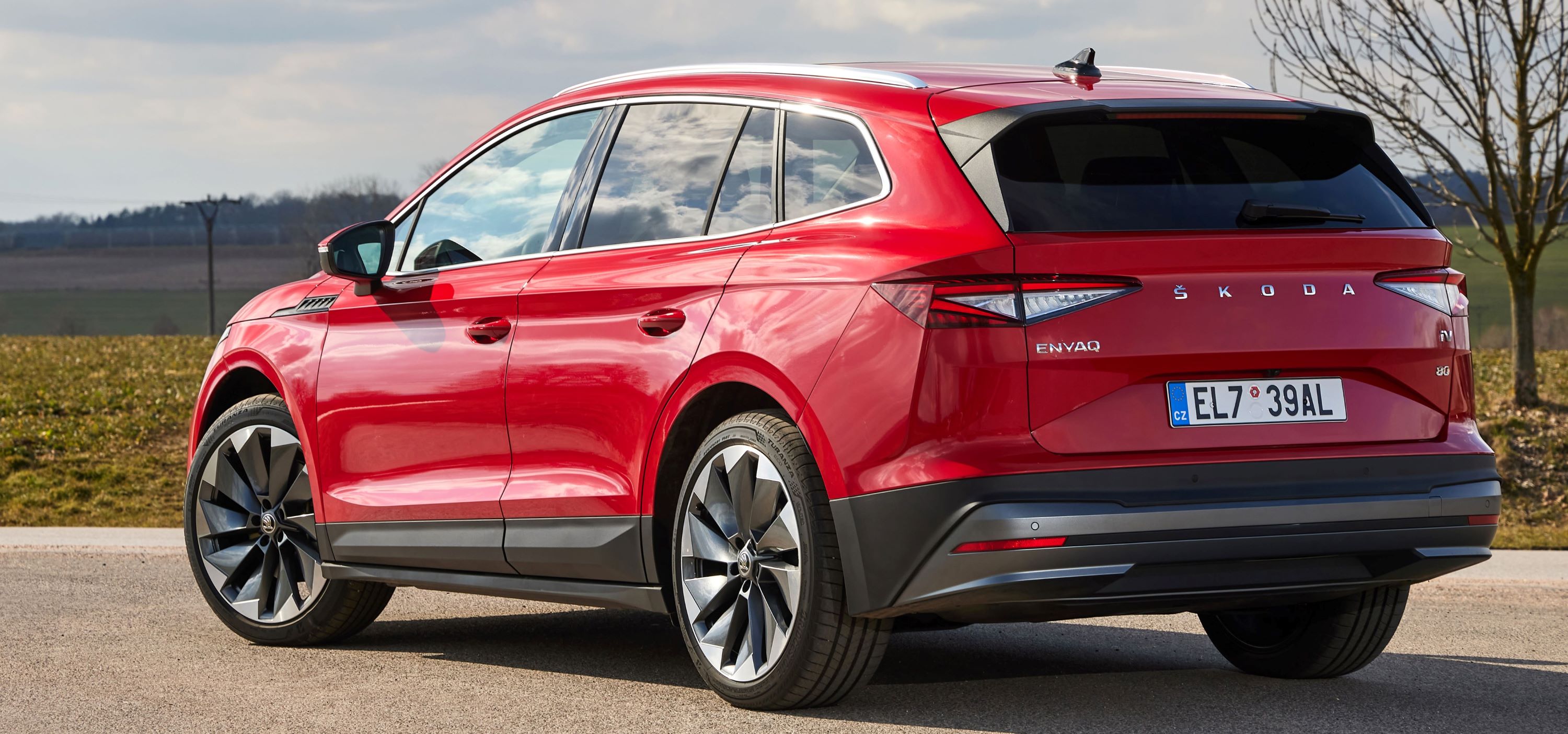 ENYAQ_iV_Velvet_Red_static06