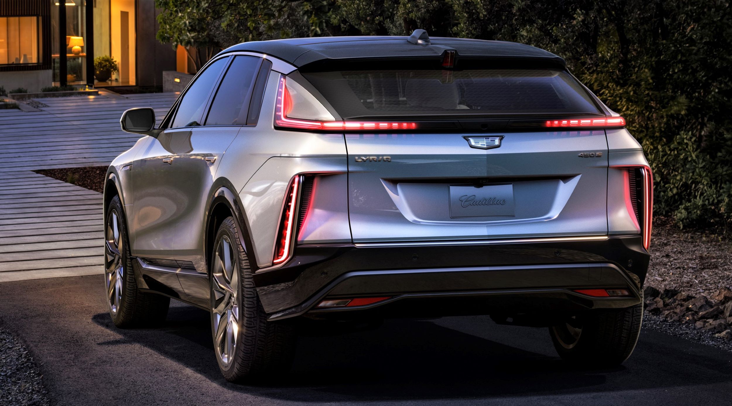 2023-Cadillac-LYRIQ-003