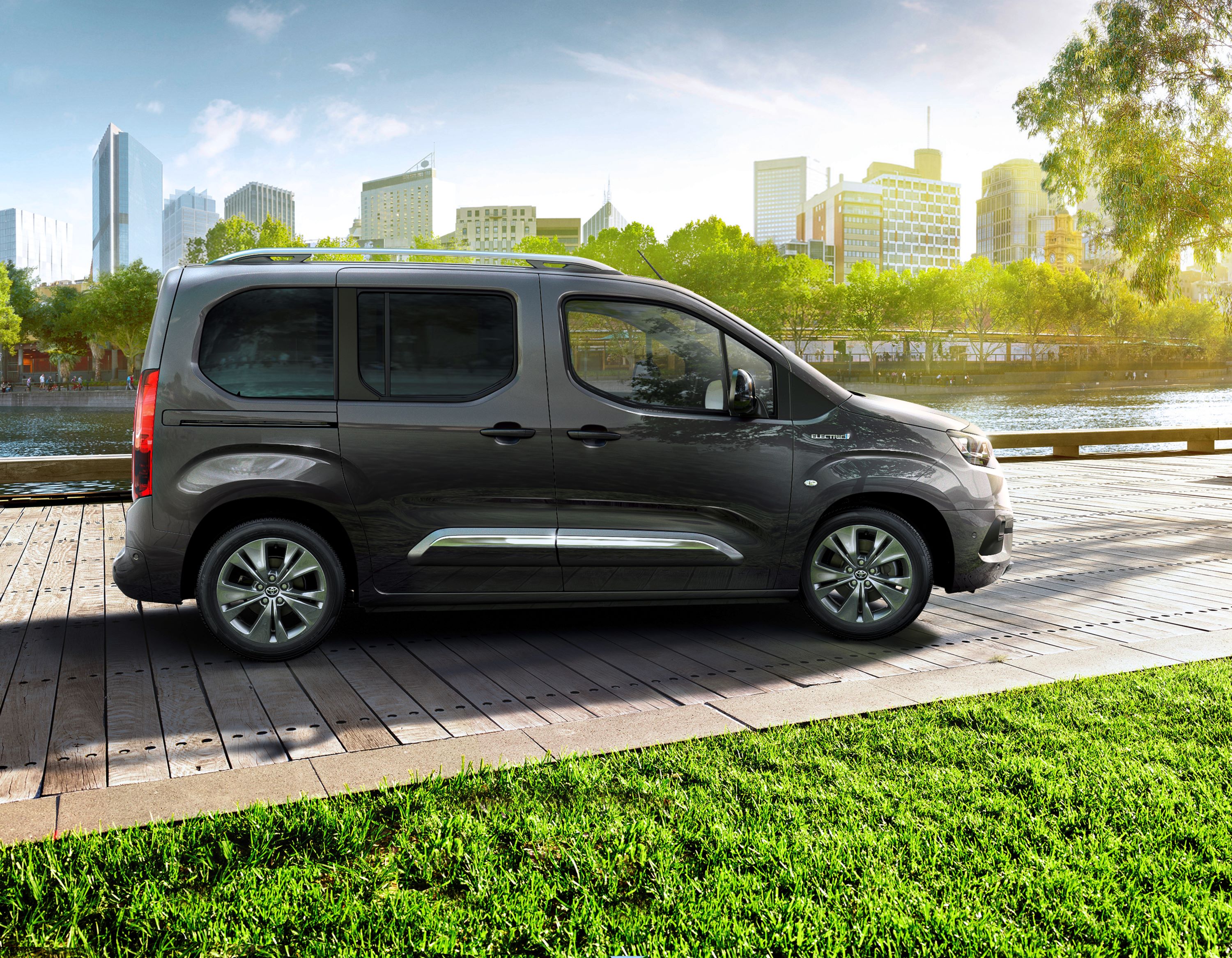 Toyota_ProAceCity_BEV_side