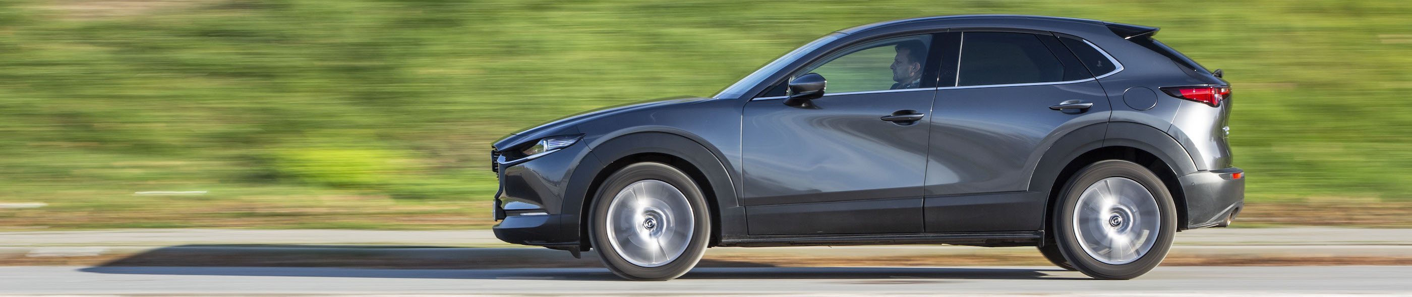 Mazda CX-30 - jadąca-bok