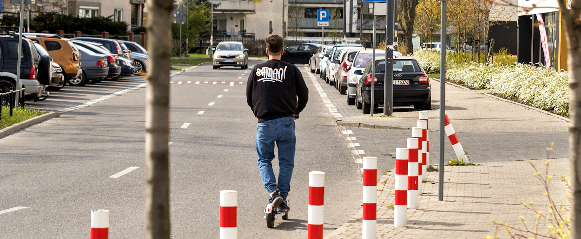 hulajnoga elektryczna na drodze