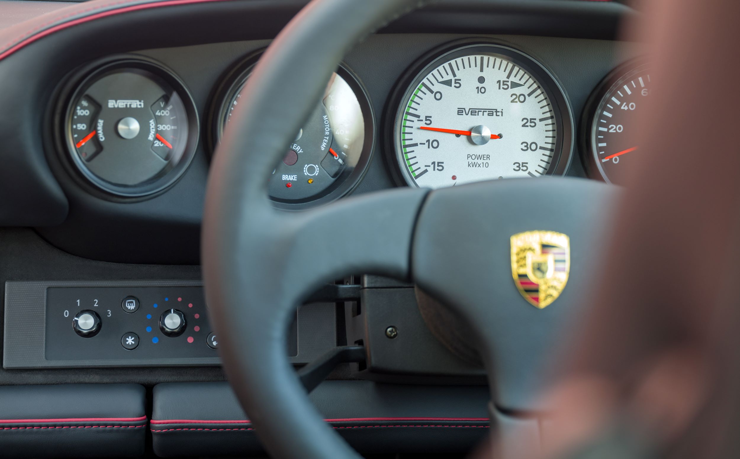 Porsche 911 Everrati wnętrze