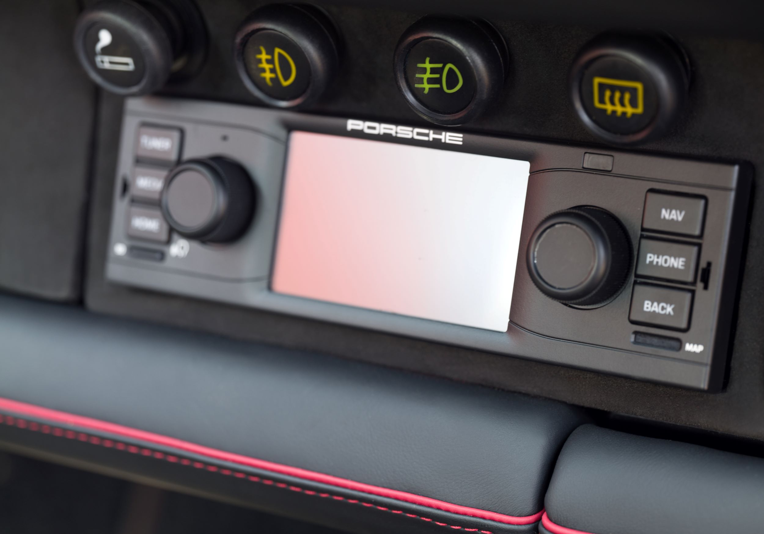 Porsche 911 Everrati radio