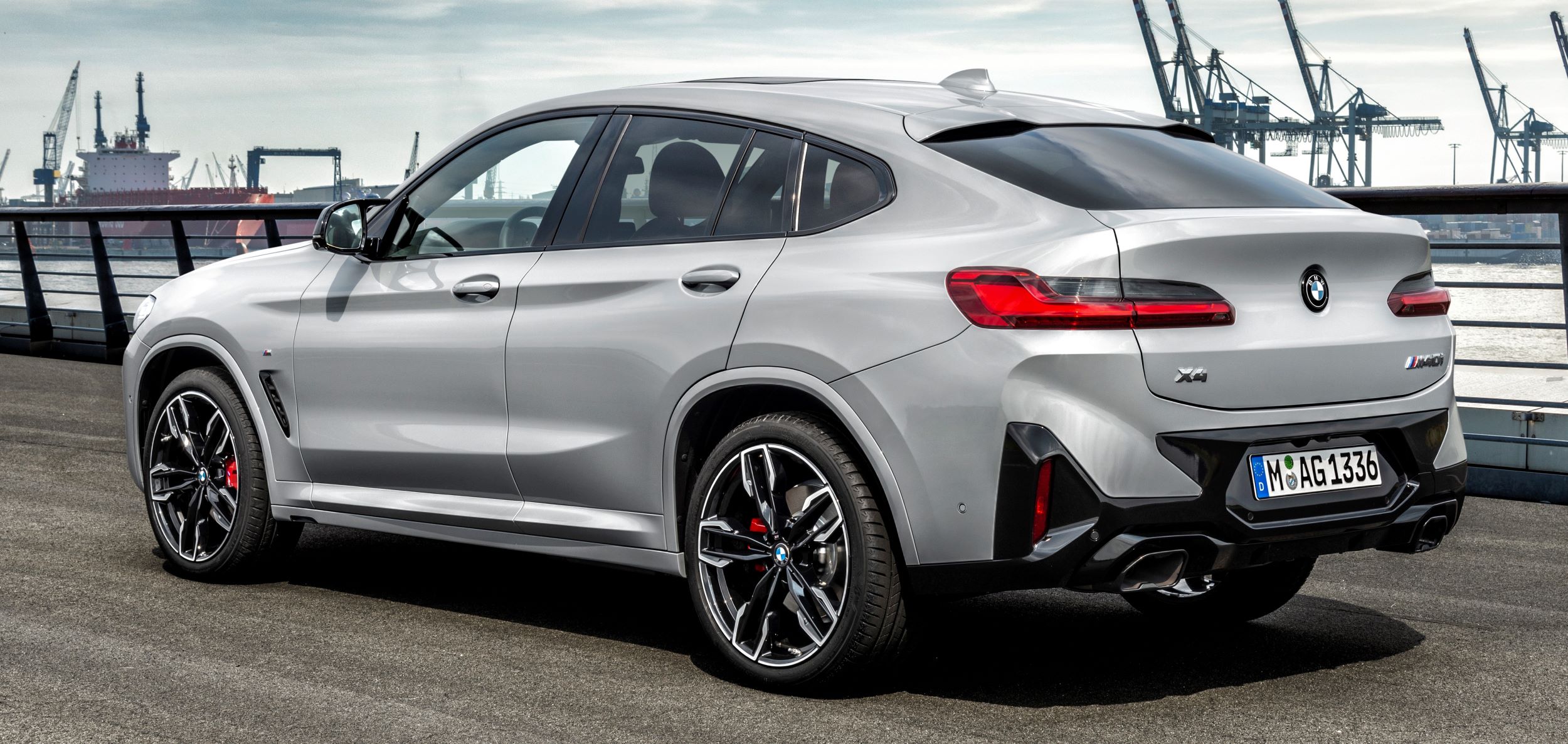 P90424728_highRes_the-new-bmw-x4-m40i-
