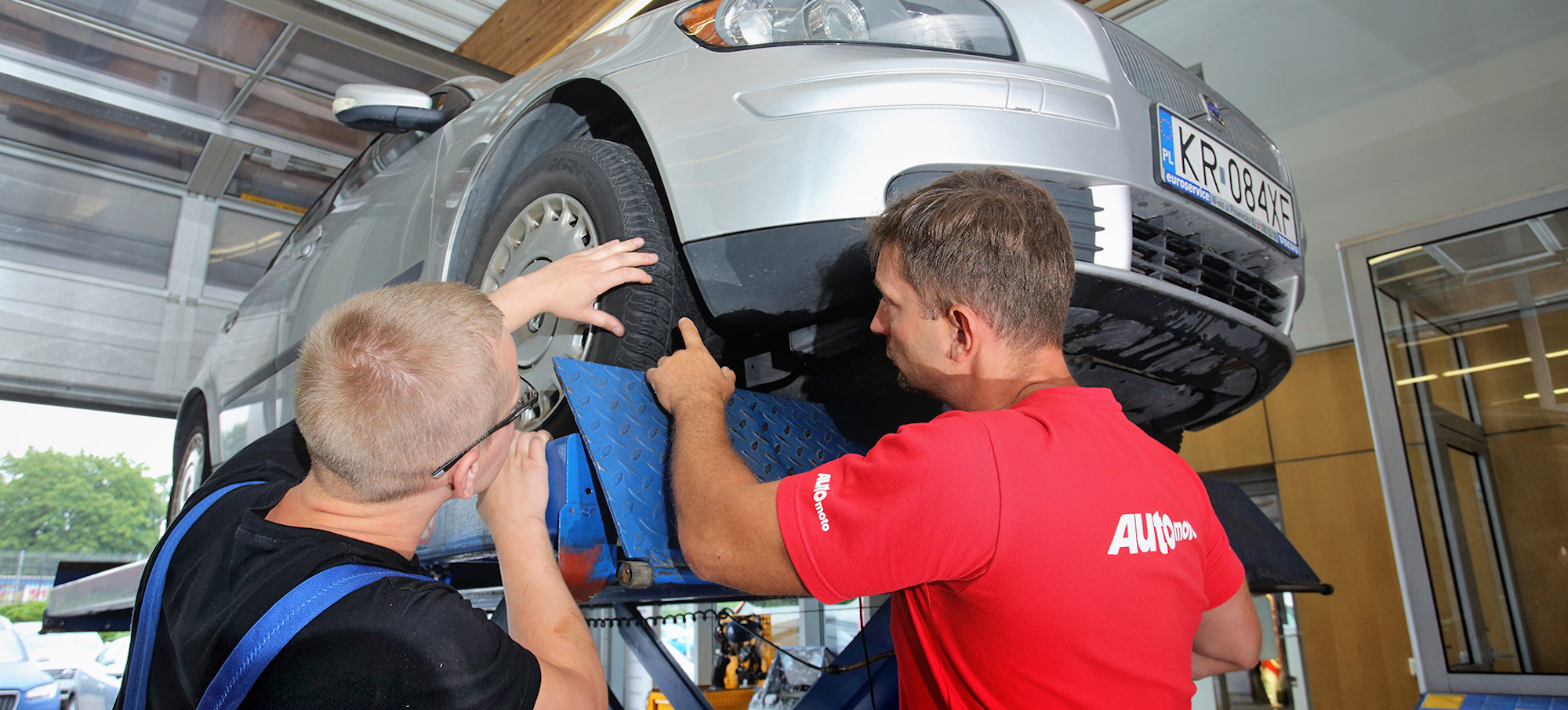 Auto w serwisie na podnośniku