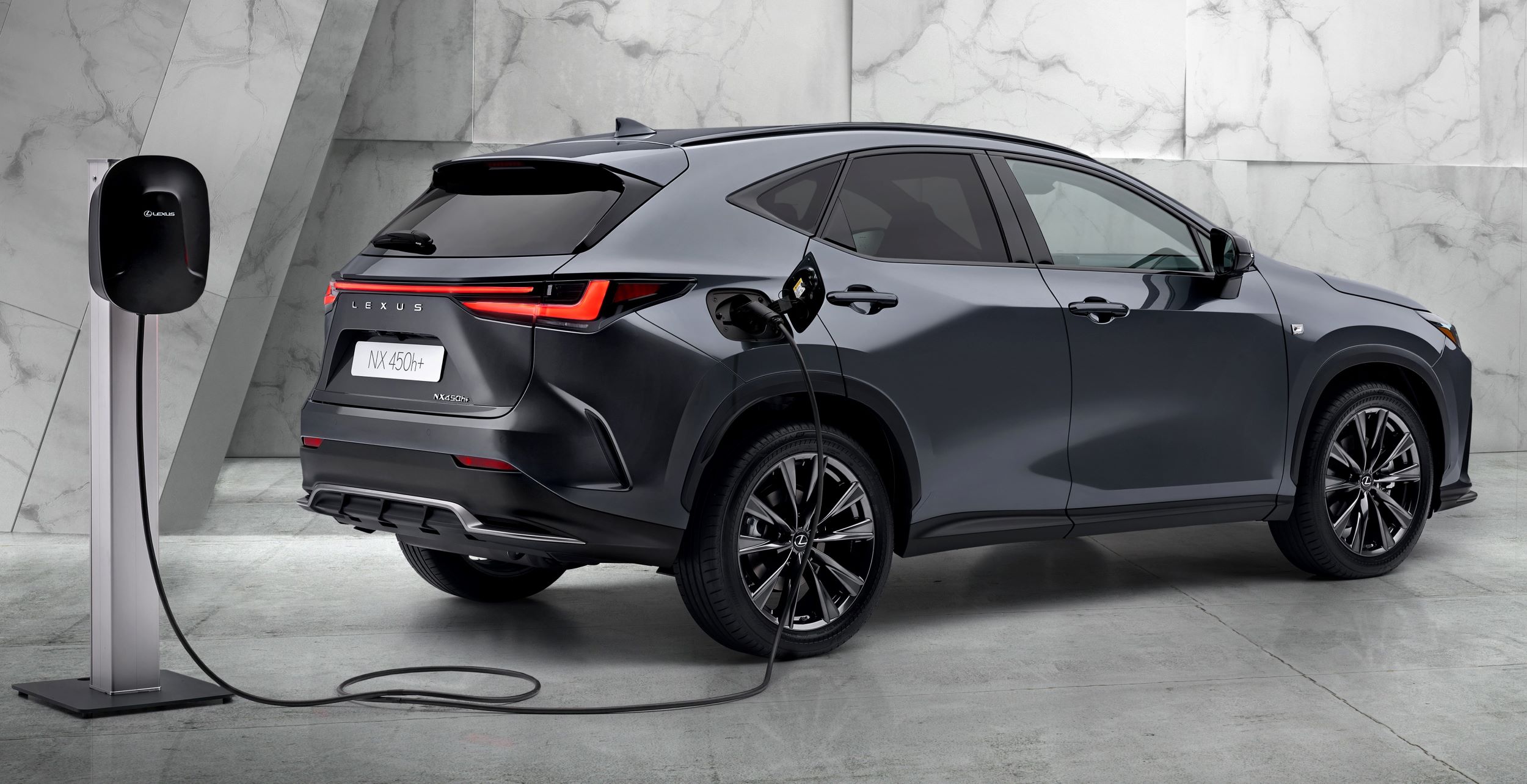 Lexus NX tył ładowanie
