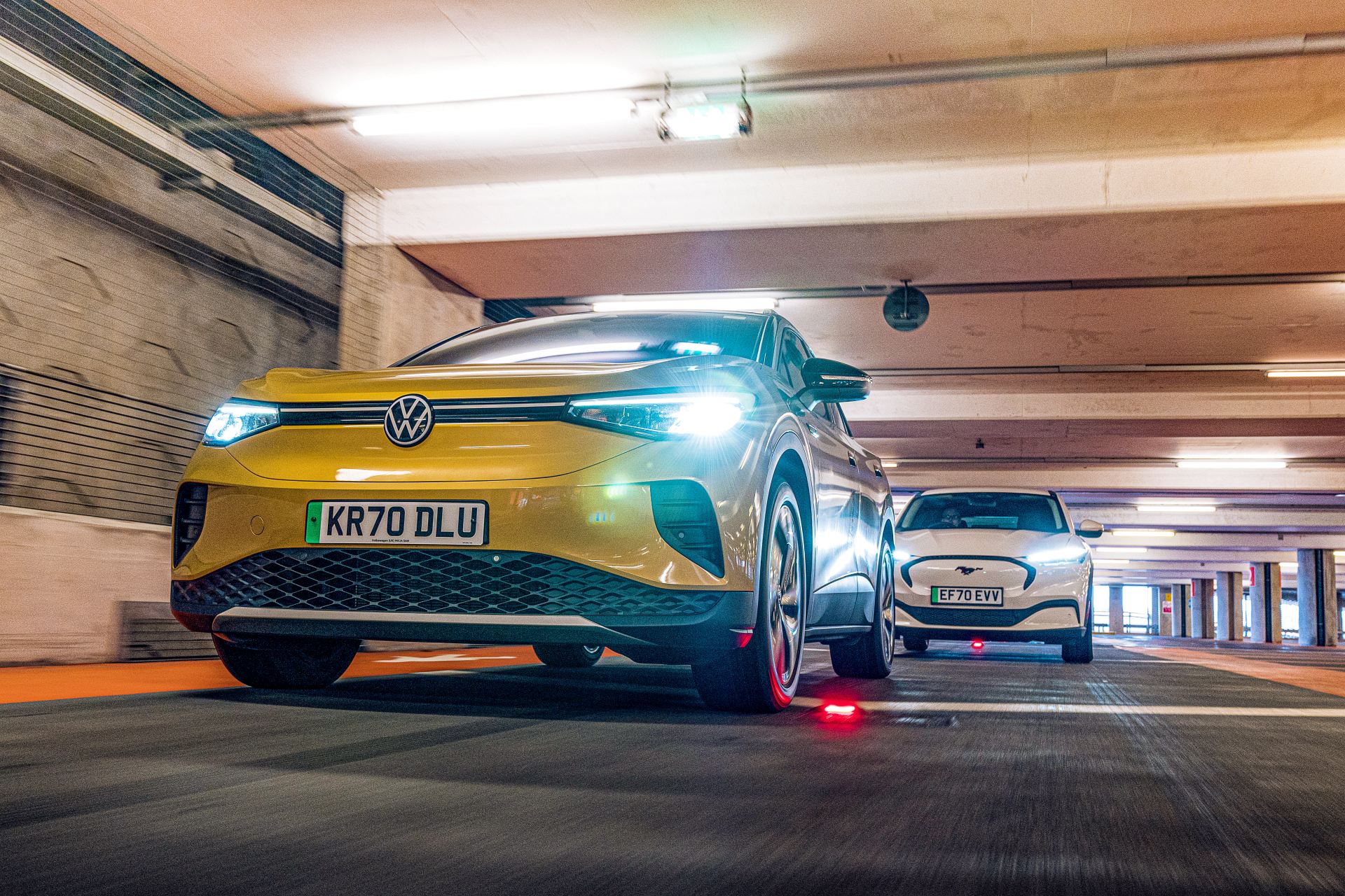 VW ID.4 i Ford Mustang Mach-E - przód