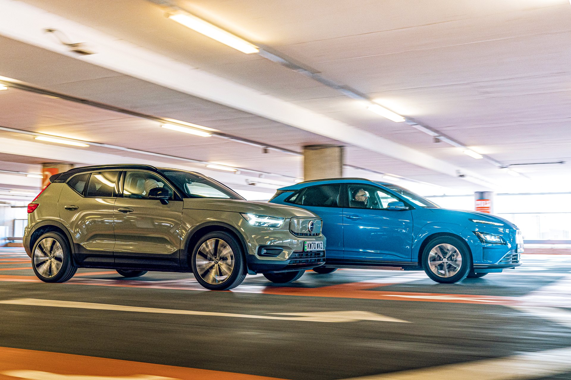 Volvo XC40 Recharge Electric i Hyundai Kona electric 39 - boki