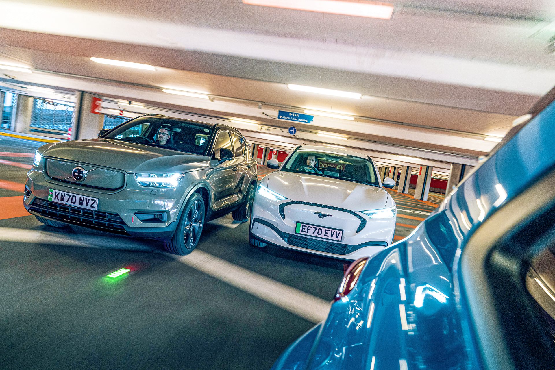 Volvo XC40 Recharge i Ford Mustang Mach-E - przód