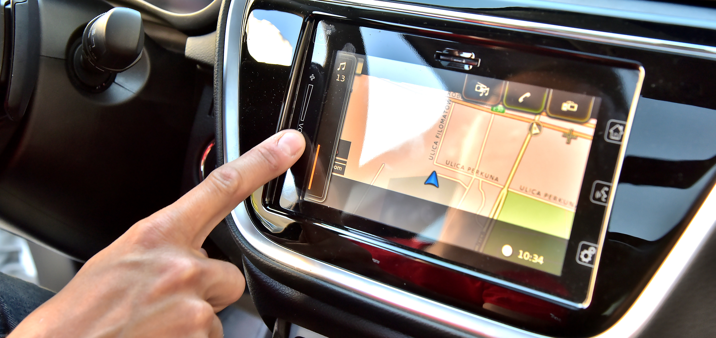 Ekran dotykowy w aucie
