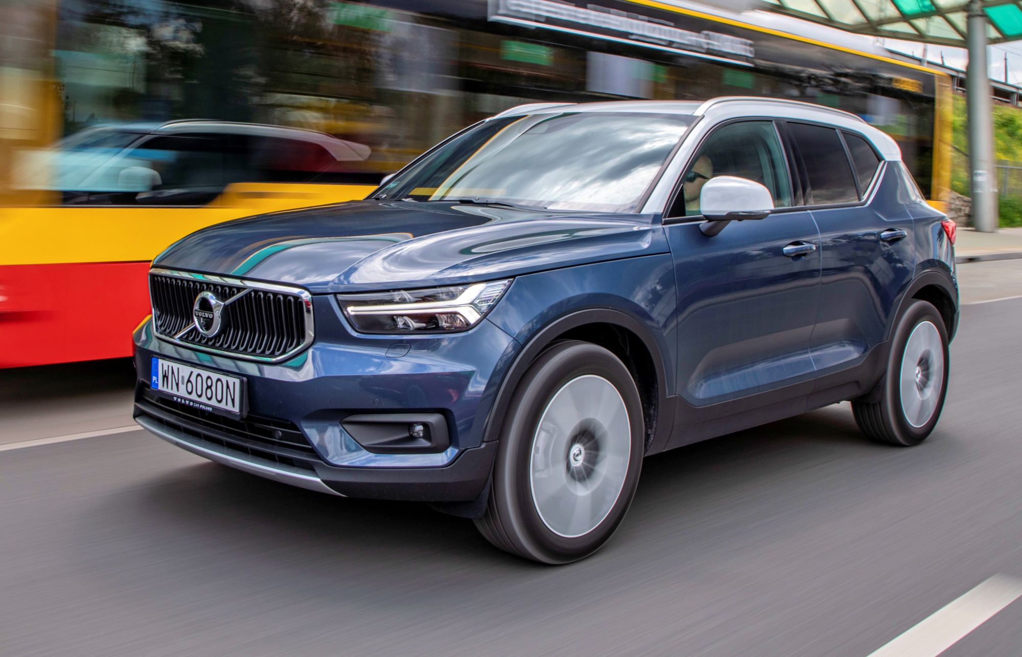 Volvo XC40 ruch przodem