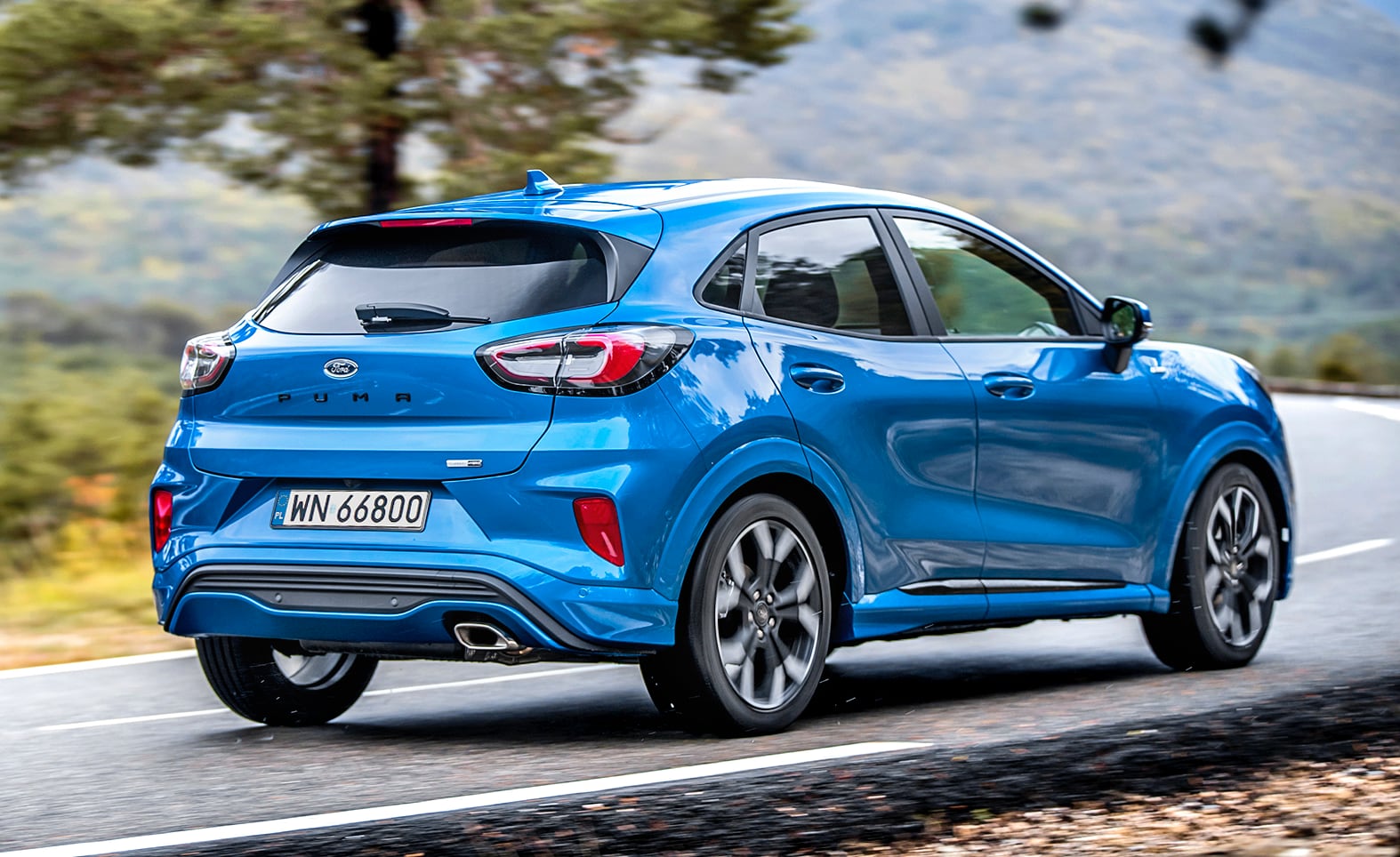 Ford Puma ST-Line tył w ruchu przed zakrętem