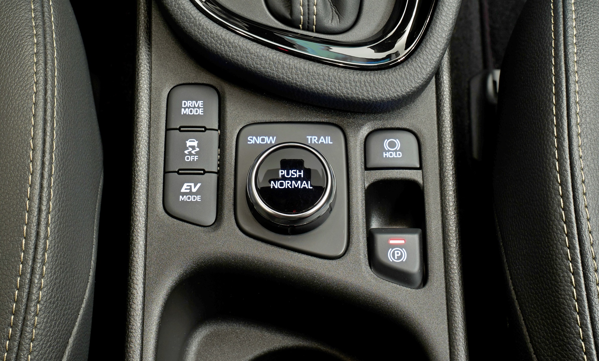 Toyota Yaris Cross przełączniki napędu